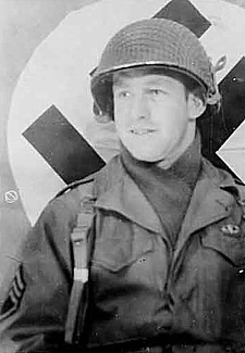 Sgt Morgan van het 508th PIR voor een buitgemaakte swastika vlag.