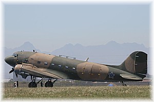 Een C-47 "Skytrain" of DC-3 Dakota, gebruikt voor transport van de para's.