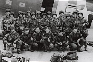 Manschappen van het 505th PIR voor hun vliegtuig.