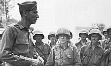 Generaal Clark feliciteert leden van de 82nd Abn Div, voor hun inzet tijdens de operatie Avalanche.