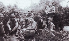 Na dagen van harde strijd, even verpozen te Saint-Sauveur-Le-Vicomte.