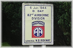 Gedenkplaat aan de ingang van Sainte-Mère-Eglise. Foto 6 juni 2007.