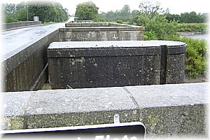 Een brug met sluizencomplex over La Douve, juni 2007.