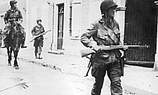 Soldaten van het 82ste trekken Ste-Mère-Eglise binnen, 6 juni 1944.