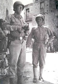 Observatie in Sicilië, links Patton en recht Teddy Roosevelt Jr.