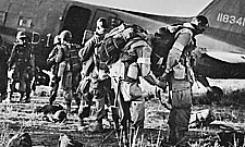 De para's van het 82ste maken zich klaar om te vertrekken. Let op de witte armband als herkenningsteken.