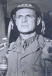 Generaal Ridgway, hier in de Korea oorlog, als opperbevelhebber van de UNO en USA troepen.