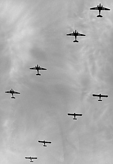 Gliders van het 325th Glider Infantry Regiment, getrokken door C-47 Dakota's.